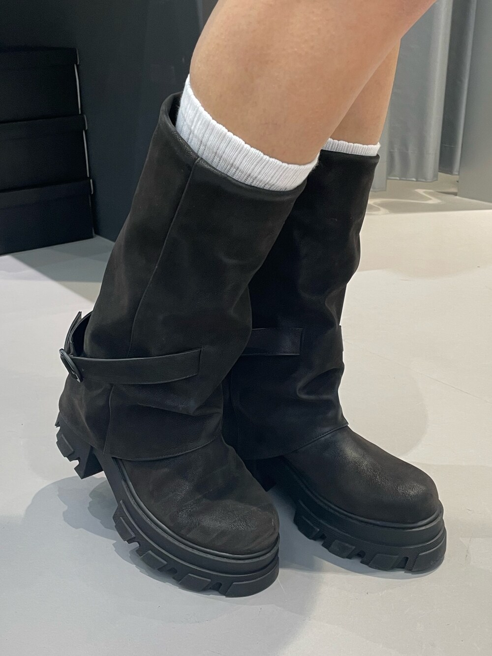 ブラック系のスウェット、ブラック系のスカート、ブラック系のスカートを着用したレディースの冬コーディネートの9枚目の写真