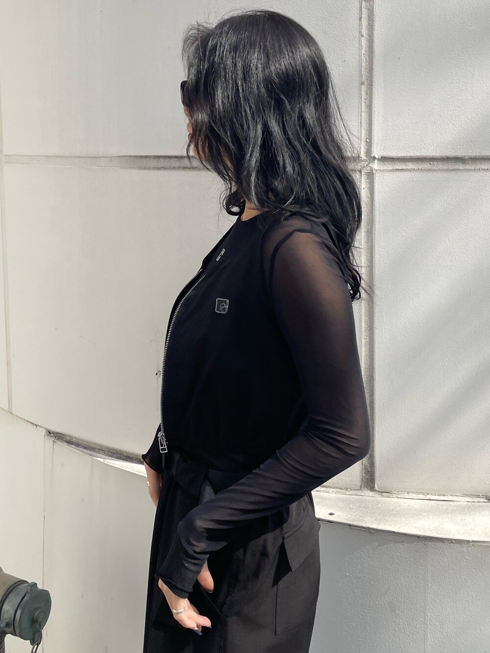 ブラック系のTシャツ/カットソー、ブラック系のキャミソール、ブラック系のタンクトップを着用したレディースの春コーディネートの5枚目の写真