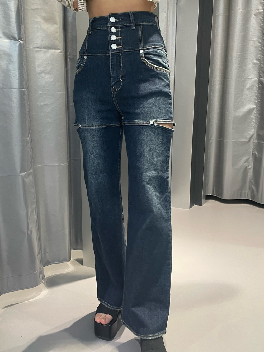 その他のTシャツ/カットソー、ブルー系のデニムパンツ、ブラック系のサンダルを着用したレディースの春コーディネートの7枚目の写真