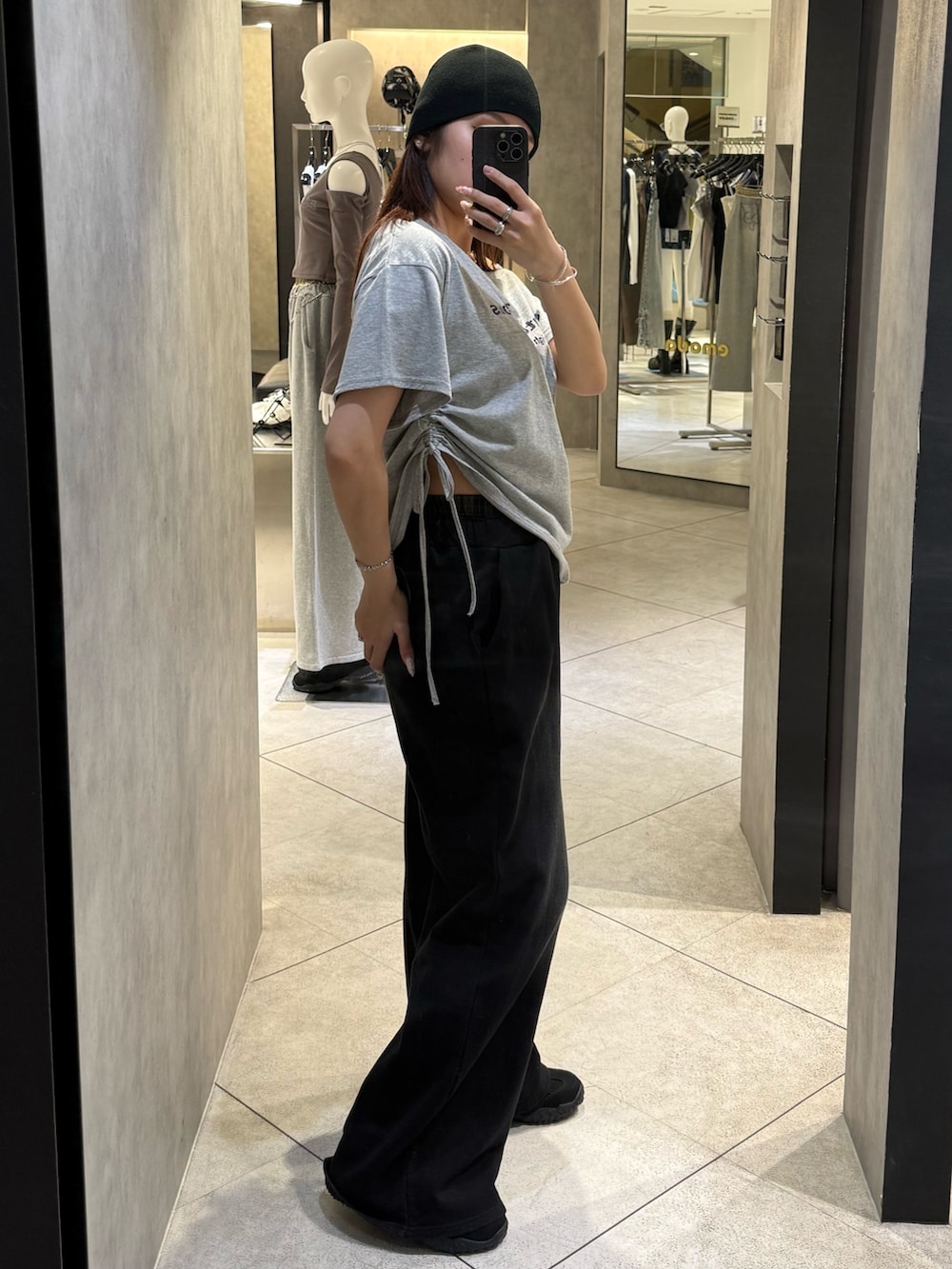 グレー系のTシャツ/カットソー、ブラック系のスウェットパンツ、ブラック系のスニーカーを着用したレディースの春コーディネートの2枚目の写真