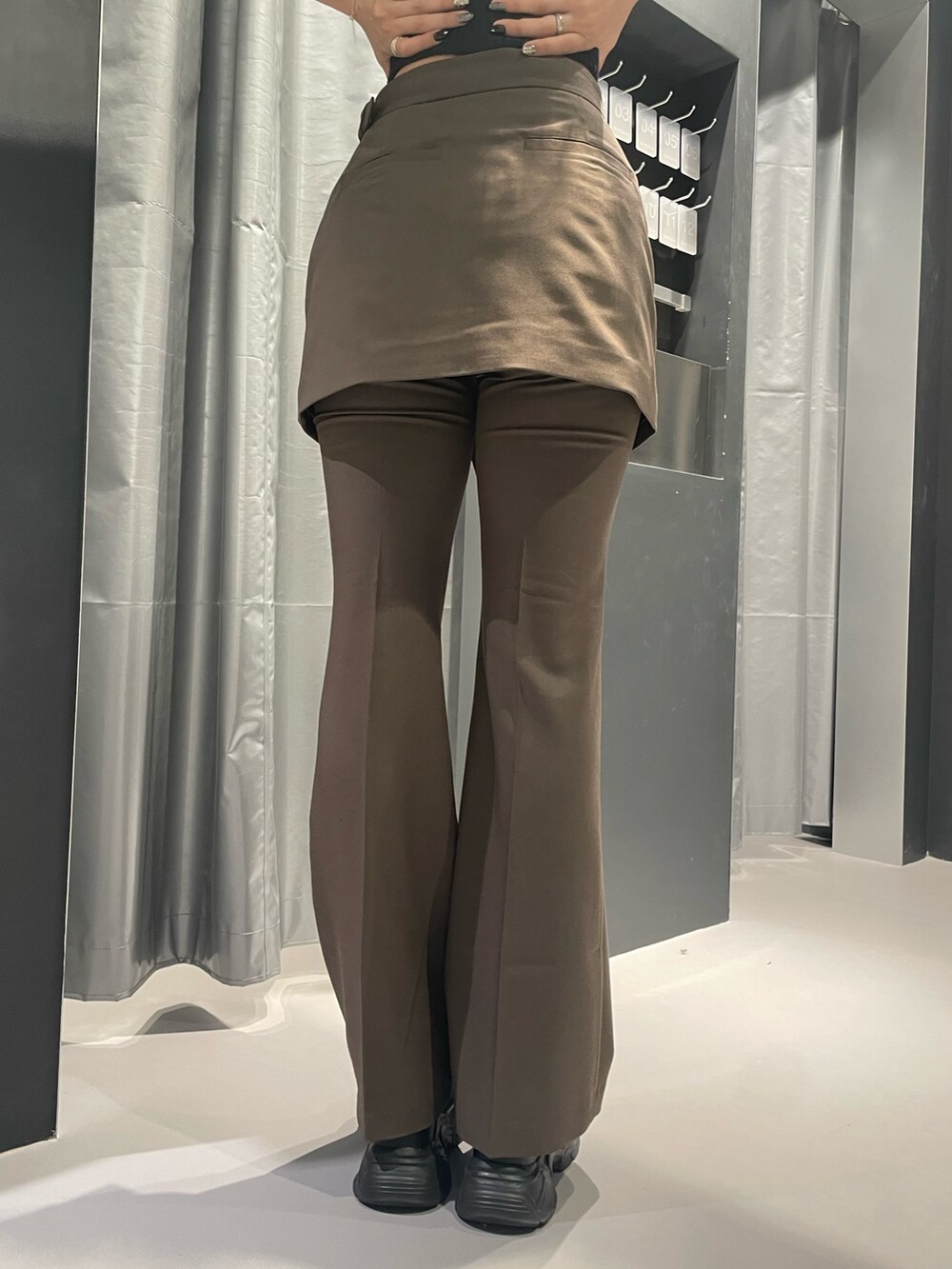 ブラック系のニット/セーター、ブラウン系のその他パンツ、ブラック系のサンダルを着用したレディースの夏コーディネートの8枚目の写真