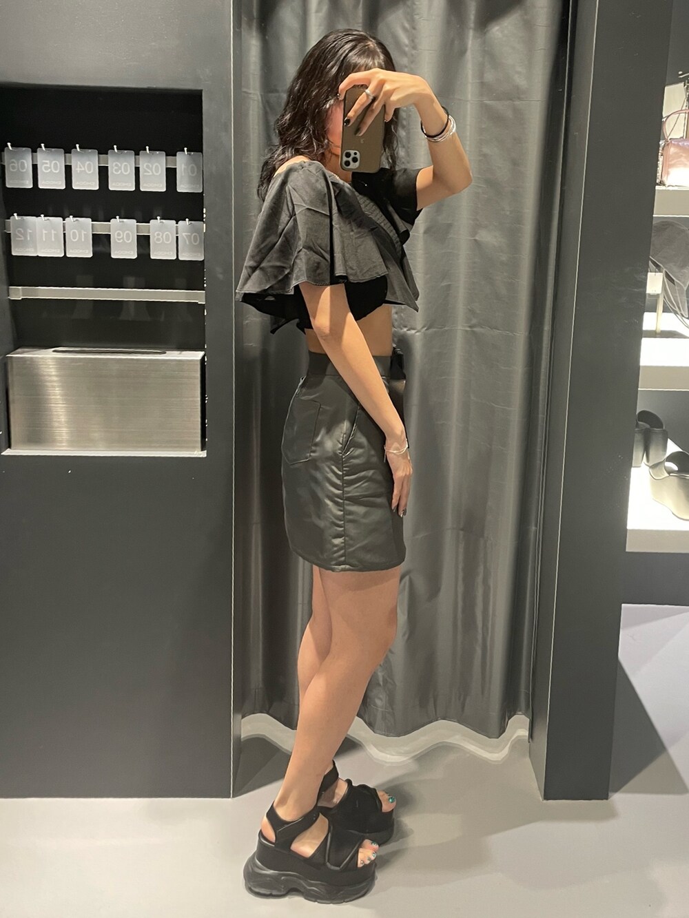 ブラック系のTシャツ/カットソー、ブラック系のハンドバッグ、グレー系のスカートを着用したレディースの夏コーディネートの2枚目の写真