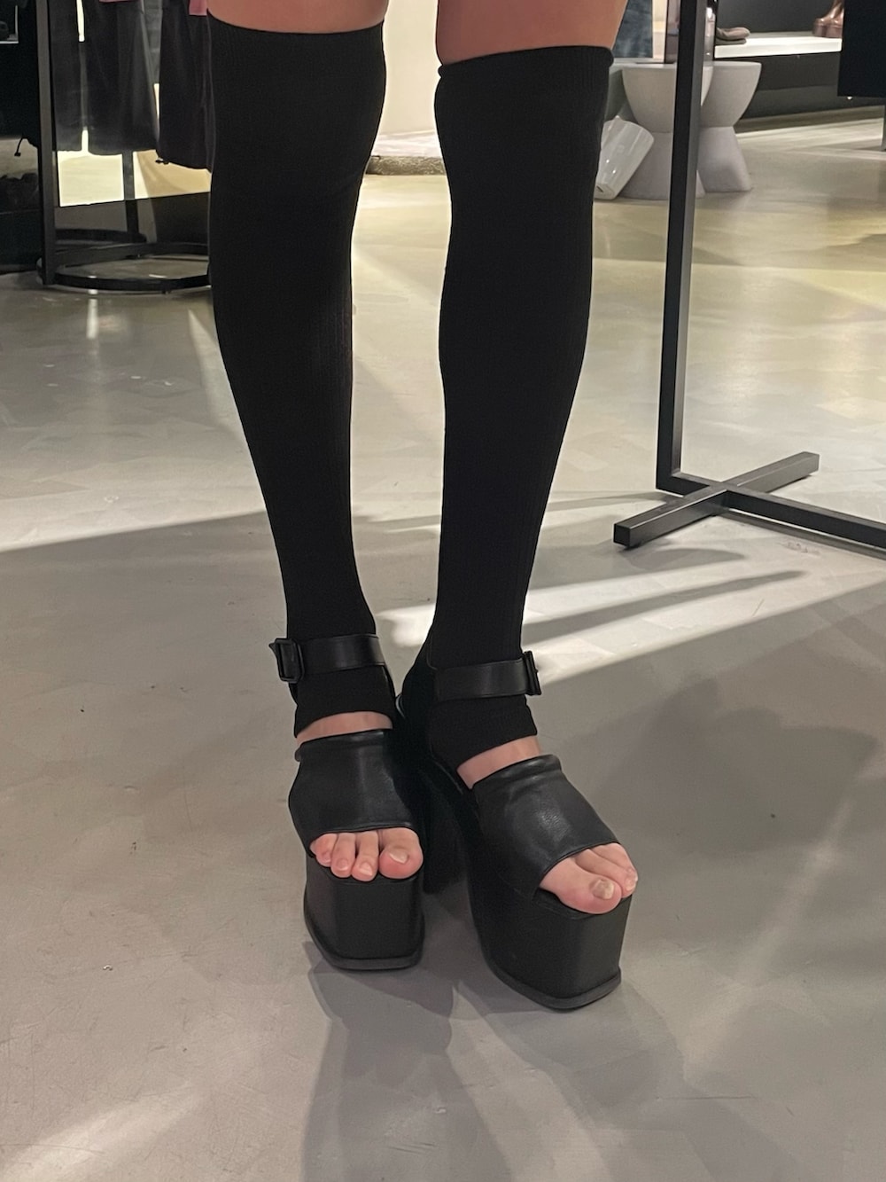 ブラック系のTシャツ/カットソー、ホワイト系のブルゾン、ブラック系のスカートを着用したレディースの春コーディネートの8枚目の写真