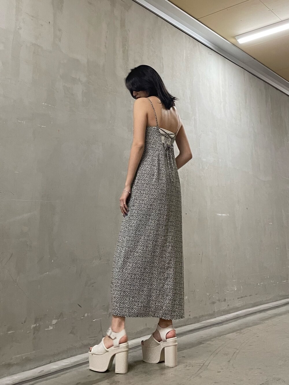 ホワイト系のシャツ/ブラウス、その他のワンピース、ホワイト系のサンダルを着用したレディースの夏コーディネートの6枚目の写真