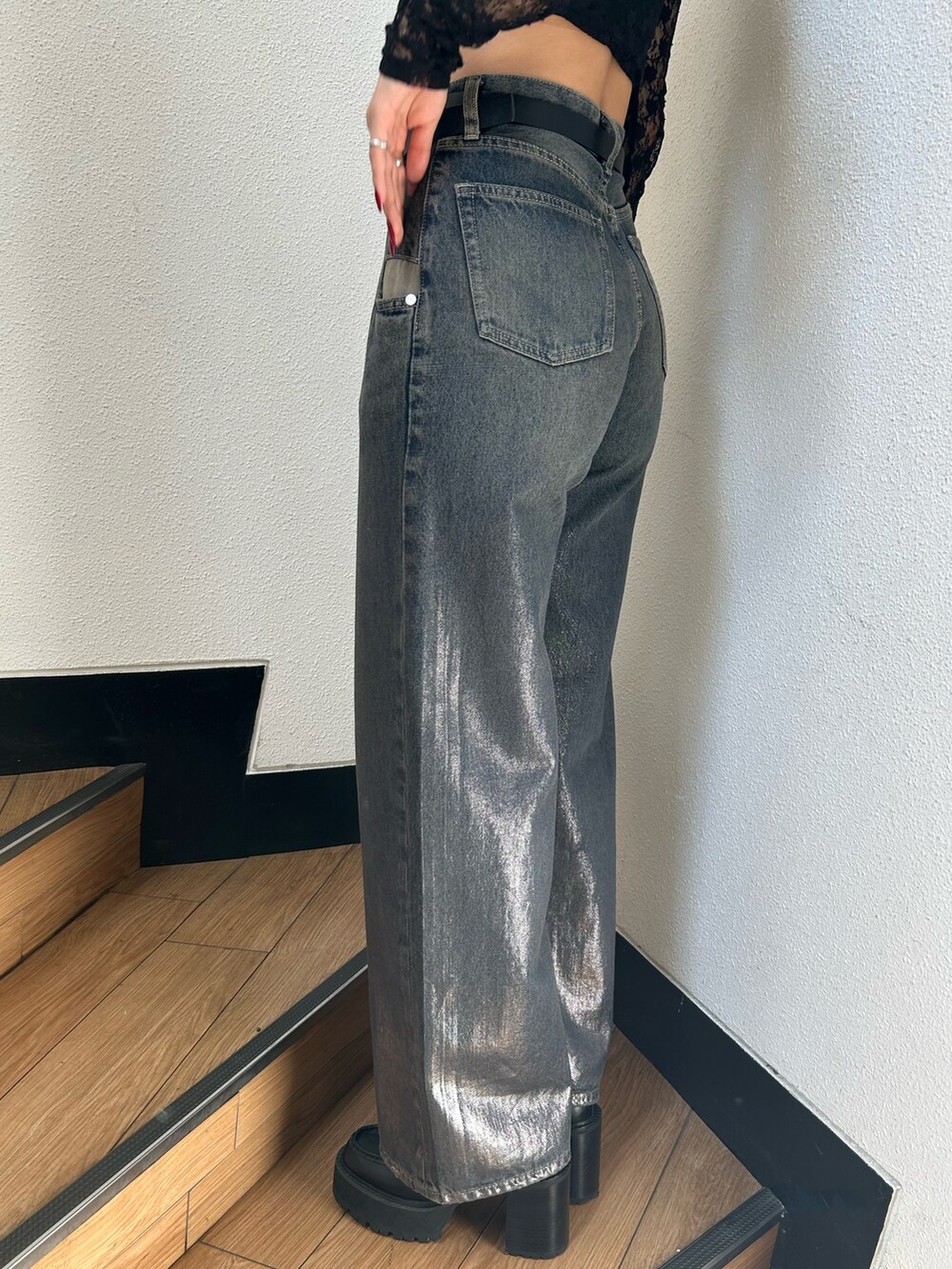 ホワイト系のニット/セーター、ブラック系のハンドバッグ、ブルー系のデニムパンツを着用したレディースの秋コーディネートの8枚目の写真