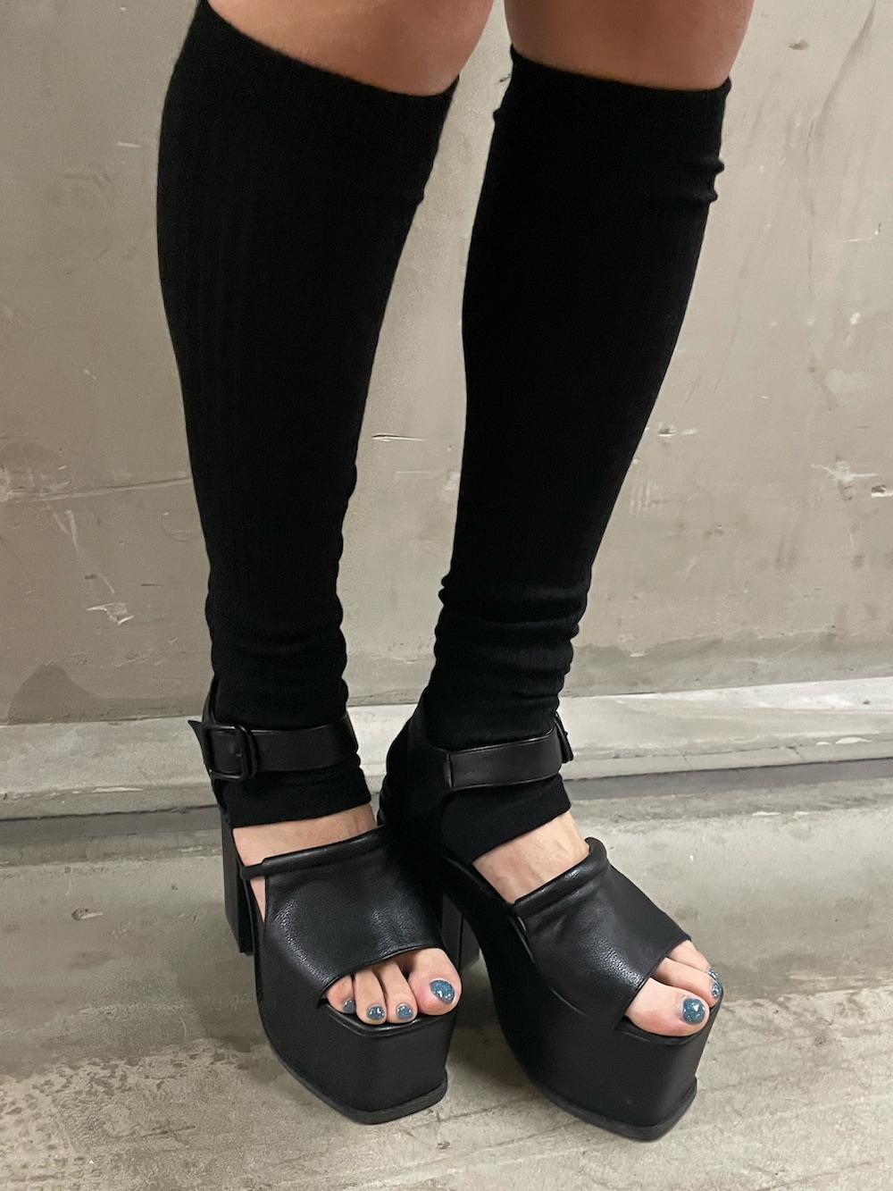 ブラック系のハンドバッグ、ホワイト系のTシャツ/カットソー、グレー系のスカートを着用したレディースの春コーディネートの10枚目の写真