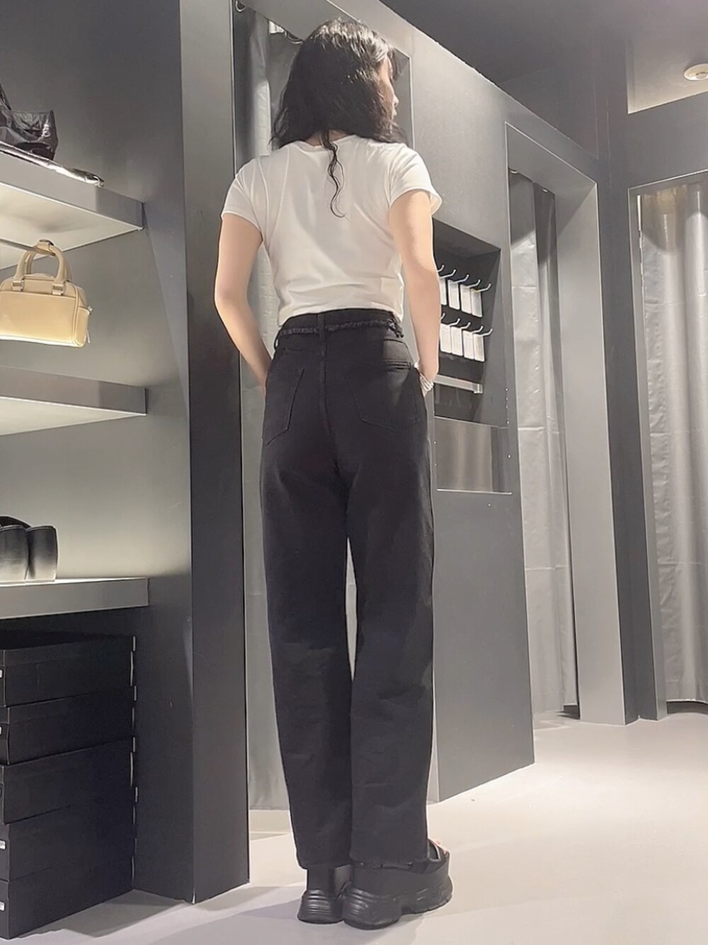 ホワイト系のTシャツ/カットソー、ブラック系のデニムパンツ、ブラック系のサンダルを着用したレディースの春コーディネートの3枚目の写真