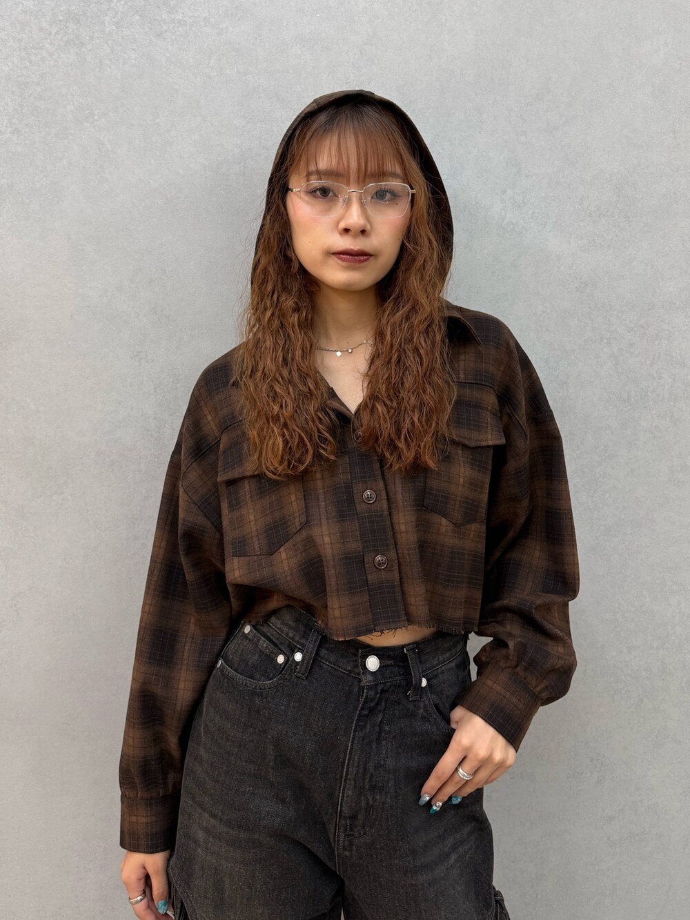 ブラウン系のシャツ/ブラウス、ブラック系のその他パンツ、ブラウン系のブーツを着用したレディースの夏コーディネートの4枚目の写真