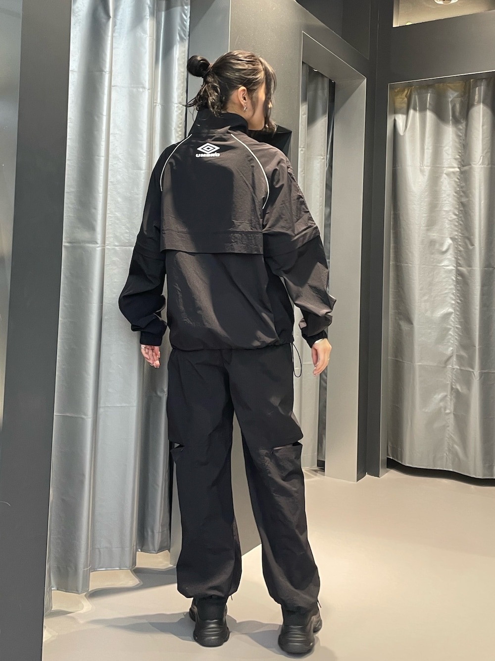 ブラック系のブルゾン、ブラック系のその他パンツ、ブラック系のスニーカーを着用したレディースの春コーディネートの3枚目の写真