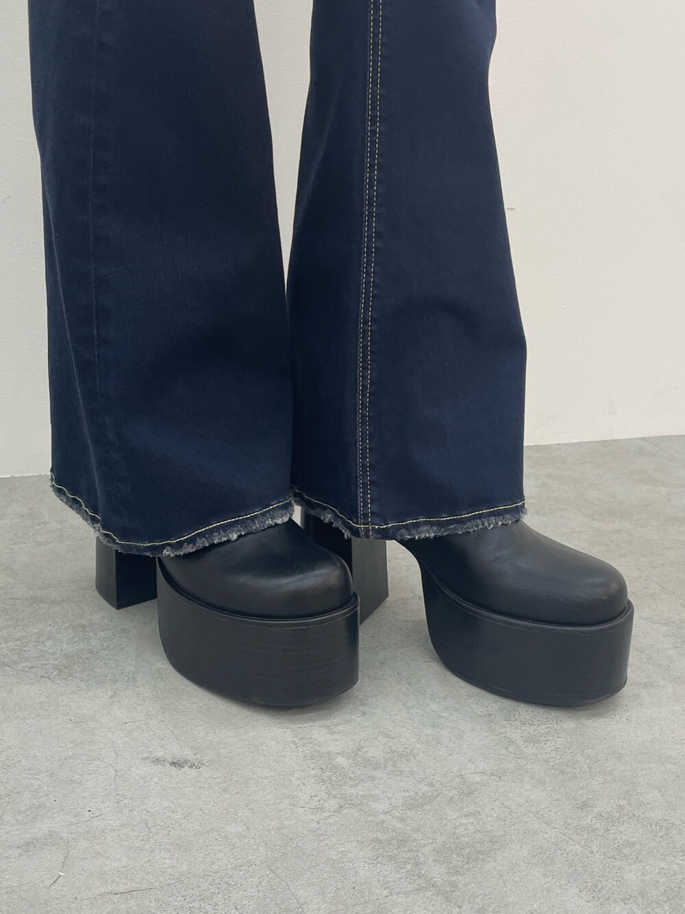 その他のTシャツ/カットソー、ブラック系のデニムパンツ、ブラック系のブーツを着用したレディースの秋コーディネートの8枚目の写真