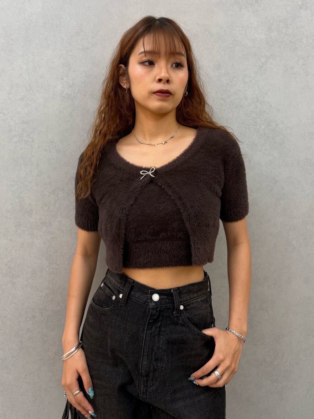 ブラウン系のニット/セーター、ブラック系のその他パンツ、ブラック系のローファーを着用したレディースの夏コーディネートの4枚目の写真