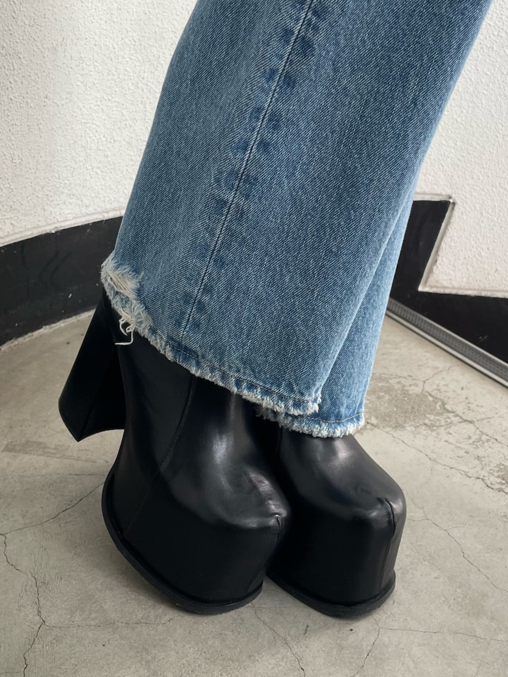 ブラック系のブルゾン、その他のニット/セーター、ブルー系のデニムパンツを着用したレディースの冬コーディネートの10枚目の写真