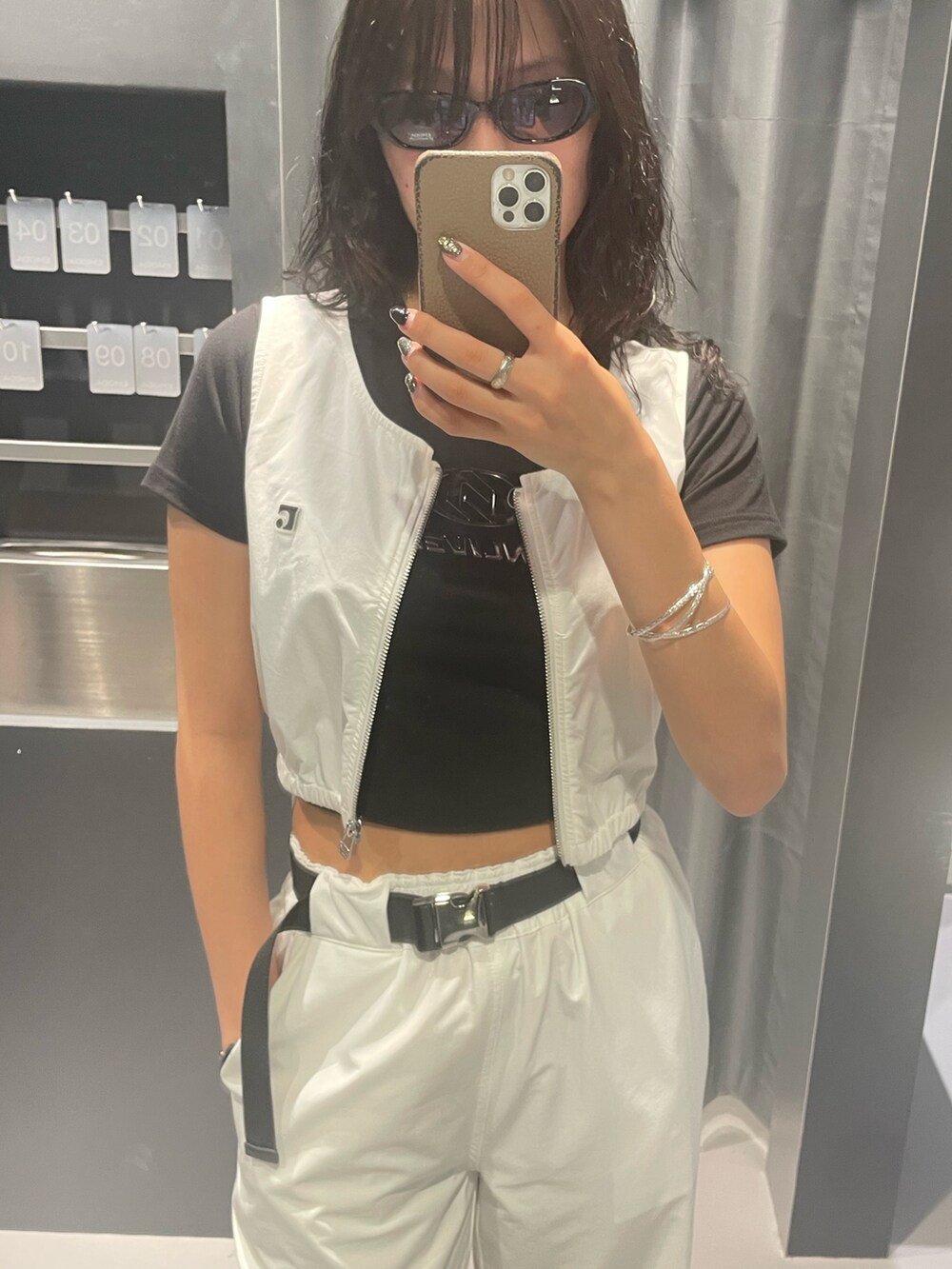 ブラック系のTシャツ/カットソー、ホワイト系のタンクトップ、ホワイト系のその他パンツを着用したレディースの夏コーディネートの4枚目の写真