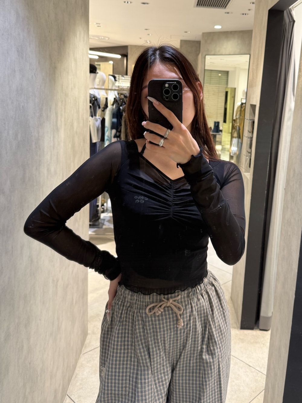 ブラック系のTシャツ/カットソー、ブラック系のニット/セーター、ベージュ系のその他パンツを着用したレディースの春コーディネートの4枚目の写真