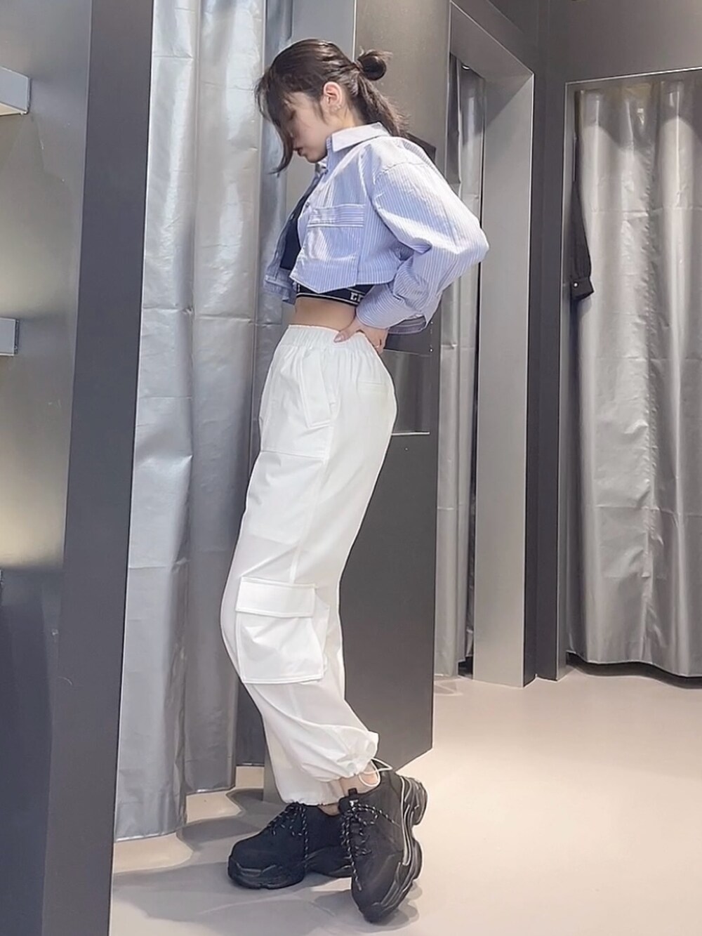 ブラック系のTシャツ/カットソー、ブルー系のシャツ/ブラウス、ブラック系のハンドバッグを着用したレディースの春コーディネートの2枚目の写真