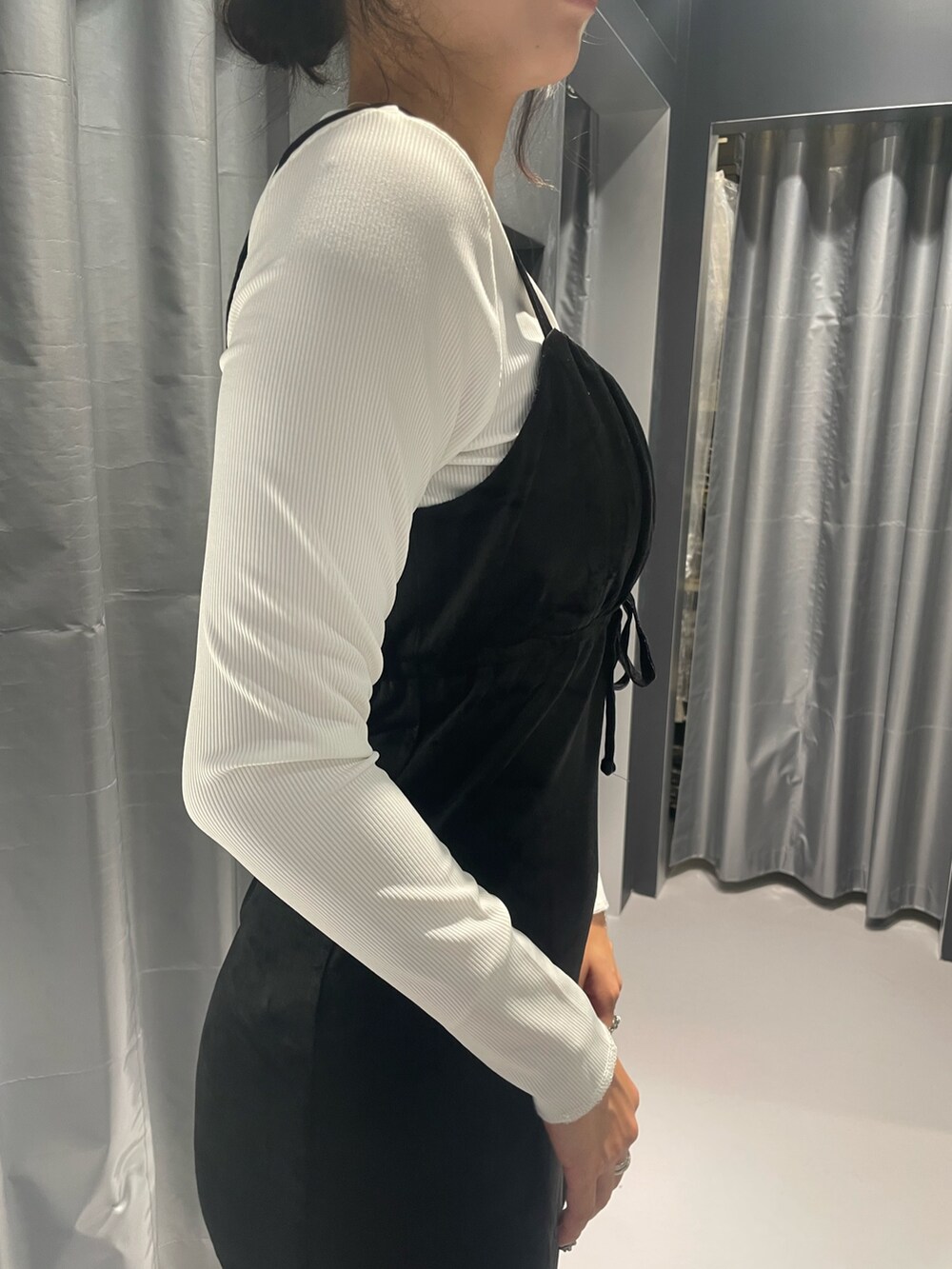 ブルー系のデニムジャケット、ブラック系のワンピース、イエロー系のハンドバッグを着用したレディースの秋コーディネートの5枚目の写真