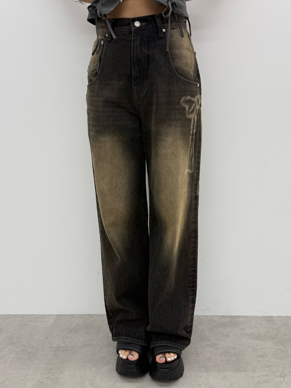 ブラック系のデニムパンツ、ブラック系のサンダル、シルバー系のネックレスを着用したレディースの夏コーディネートの7枚目の写真