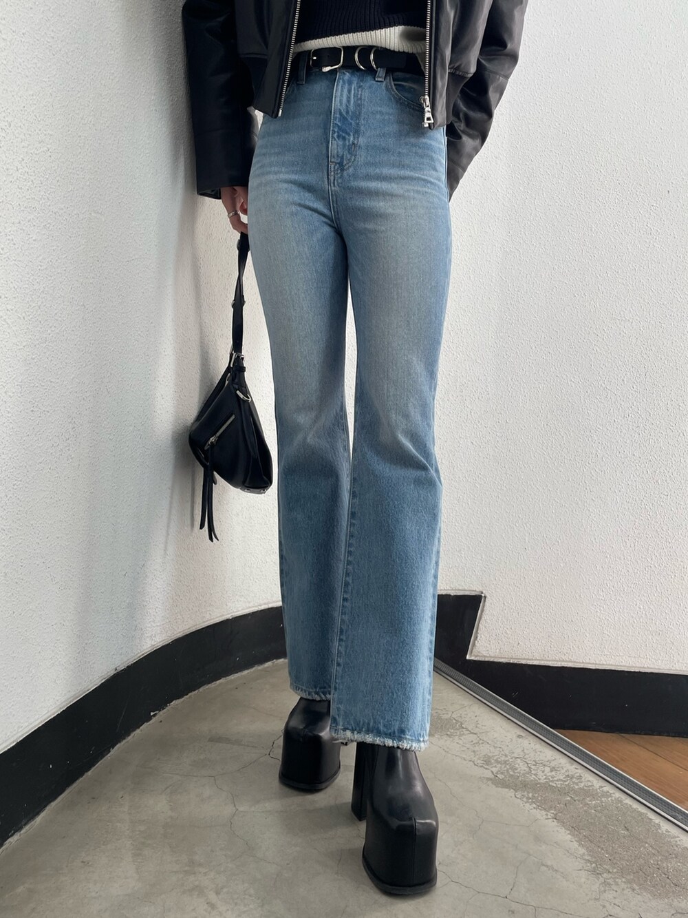 ブラック系のブルゾン、その他のニット/セーター、ブルー系のデニムパンツを着用したレディースの冬コーディネートの5枚目の写真