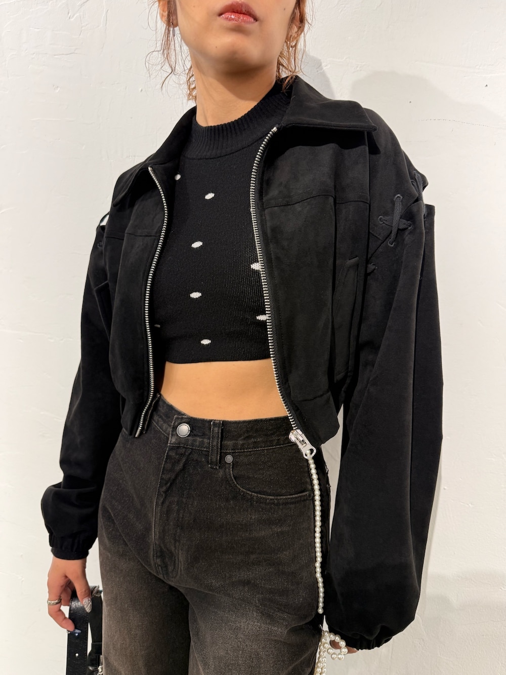 その他のニット/セーター、ブラック系のブルゾン、ブラック系のデニムパンツを着用したレディースの秋コーディネートの4枚目の写真