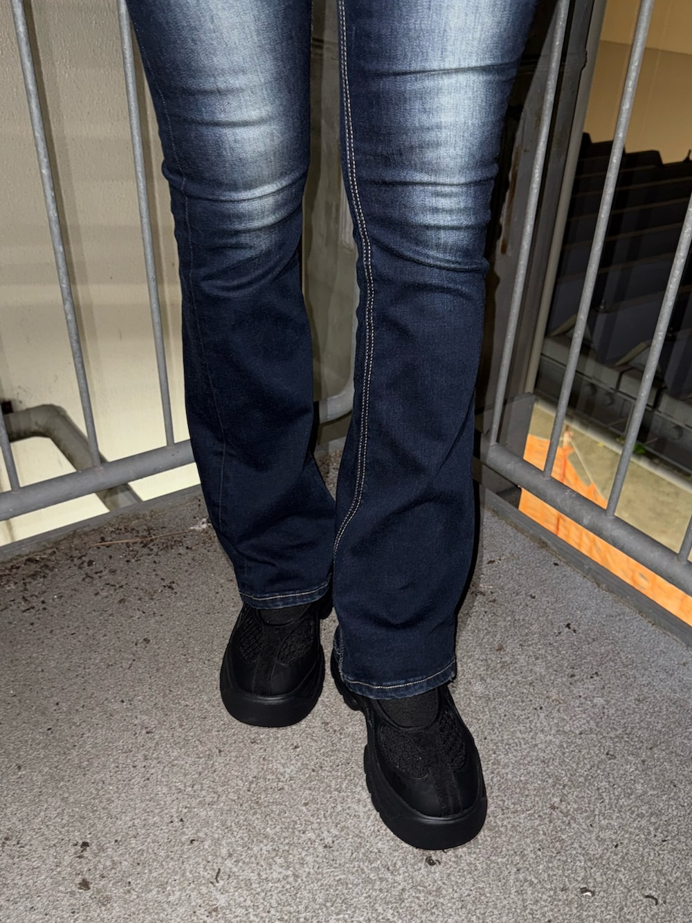 その他のTシャツ/カットソー、ブラック系のワンピース、ブルー系のデニムパンツを着用したレディースの秋コーディネートの6枚目の写真