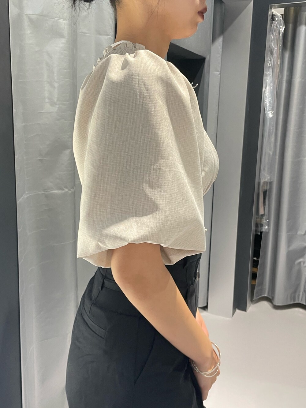 ベージュ系のTシャツ/カットソー、ブラック系のスカート、ブラック系のサンダルを着用したレディースの夏コーディネートの5枚目の写真