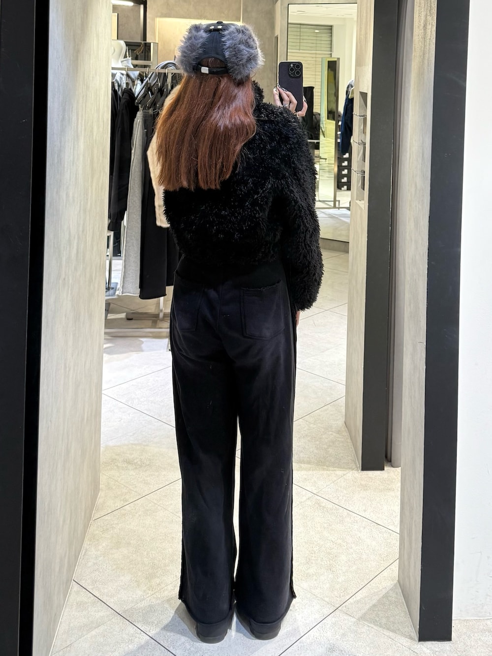 ブラック系のブーツ、ブラック系のスウェットパンツ、ブラック系のブルゾンを着用したレディースの秋コーディネートの3枚目の写真