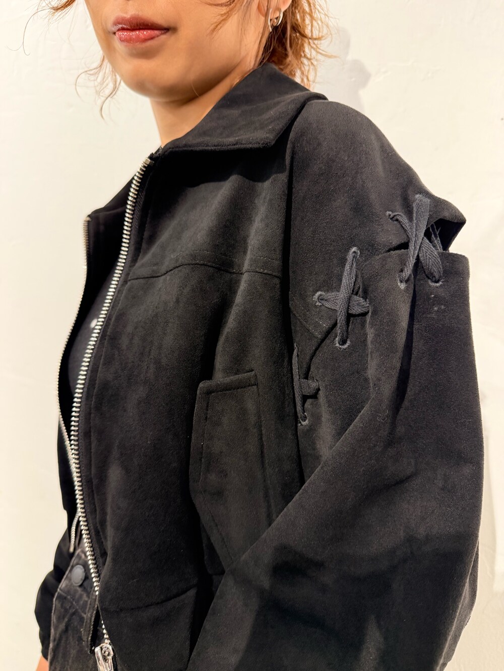 その他のニット/セーター、ブラック系のブルゾン、ブラック系のデニムパンツを着用したレディースの秋コーディネートの5枚目の写真