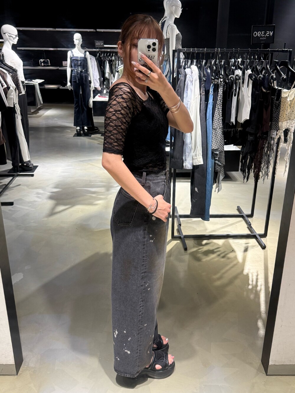 ブラック系のTシャツ/カットソー、ブラック系のデニムパンツ、ブラック系のサンダルを着用したレディースの夏コーディネートの2枚目の写真