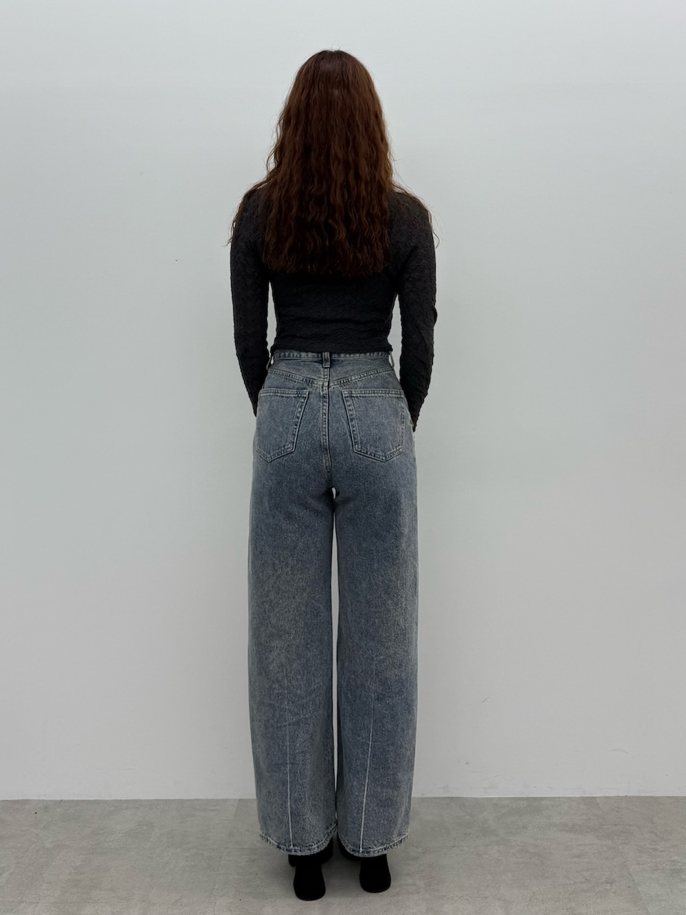 グレー系のTシャツ/カットソー、ブルー系のデニムパンツ、ブラック系のサンダルを着用したレディースの夏コーディネートの3枚目の写真