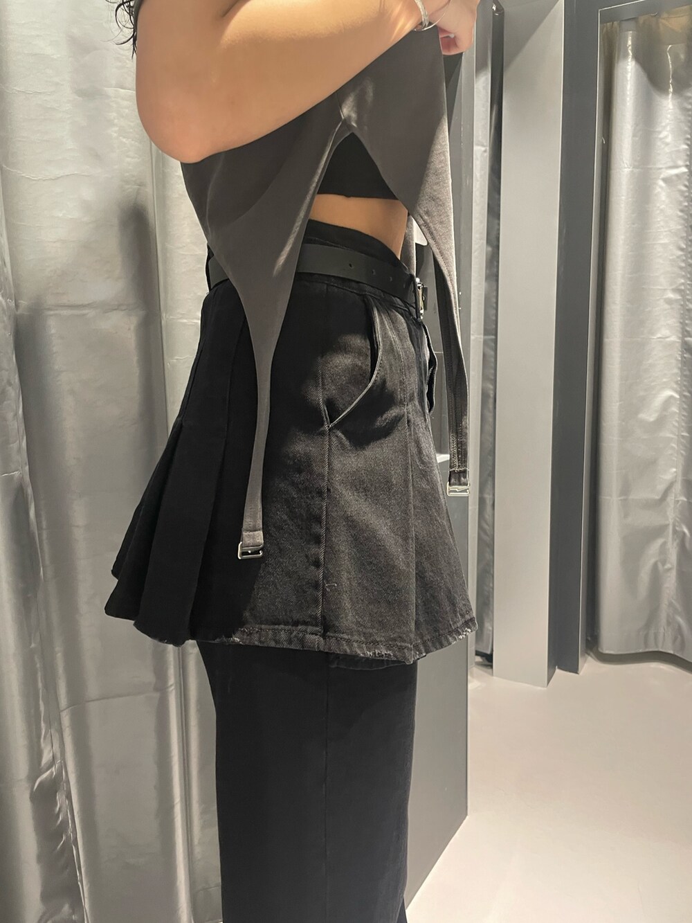 グレー系のTシャツ/カットソー、ブラック系のデニムスカート、ブラック系のデニムパンツを着用したレディースの春コーディネートの8枚目の写真