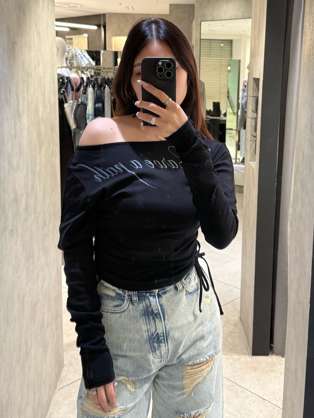 ブラック系のTシャツ/カットソー、ブルー系のデニムパンツ、ブラック系のスニーカーを着用したレディースの春コーディネートの4枚目の写真