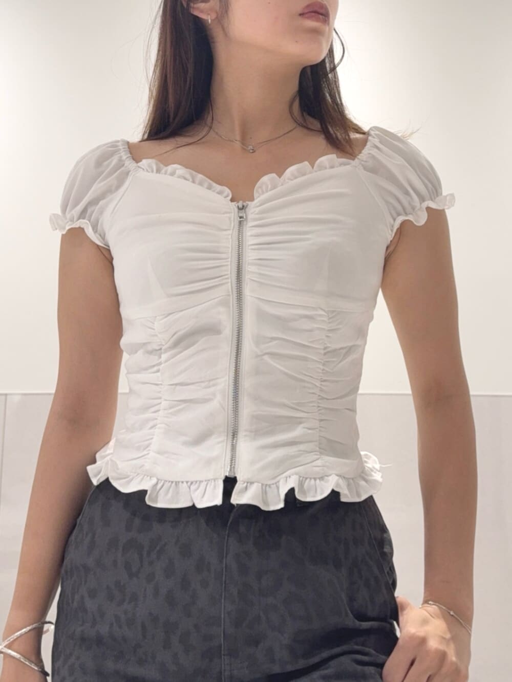 ブラック系のショルダーバッグ、ホワイト系のシャツ/ブラウス、グレー系のその他パンツを着用したレディースの夏コーディネートの4枚目の写真