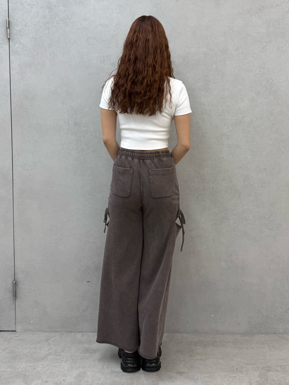 ホワイト系のTシャツ/カットソー、ブラウン系のスウェットパンツ、ブラック系のハンドバッグを着用したレディースの夏コーディネートの3枚目の写真