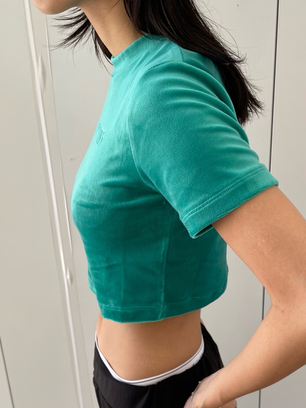 グリーン系のTシャツ/カットソー、ブラック系のその他パンツ、ブラック系のサンダルを着用したレディースの夏コーディネートの4枚目の写真