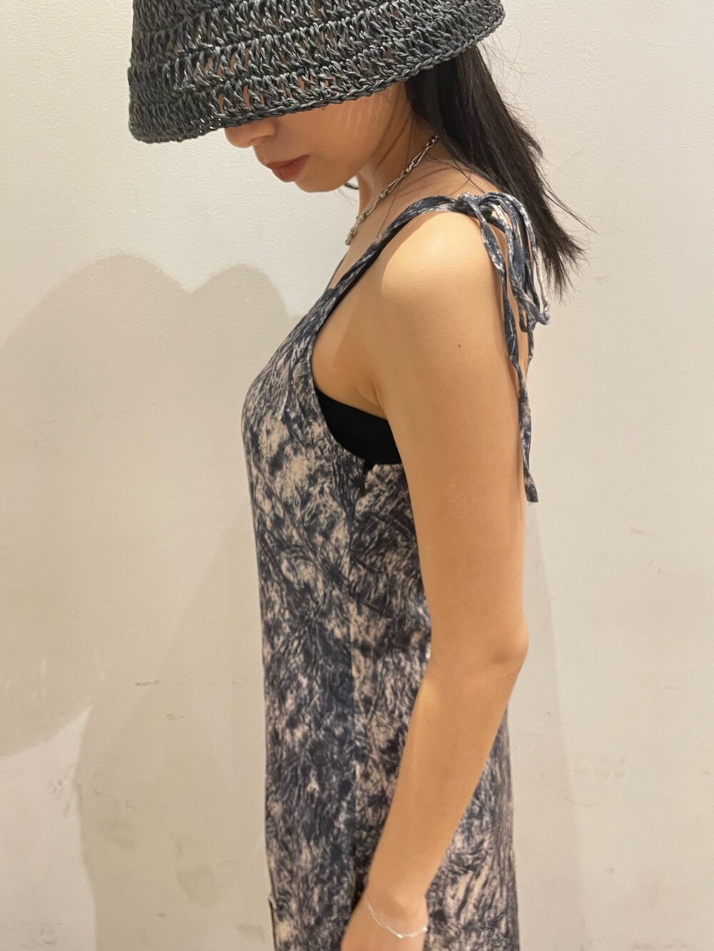 ブラック系のTシャツ/カットソー、その他のワンピース、ホワイト系のブーツを着用したレディースの夏コーディネートの4枚目の写真