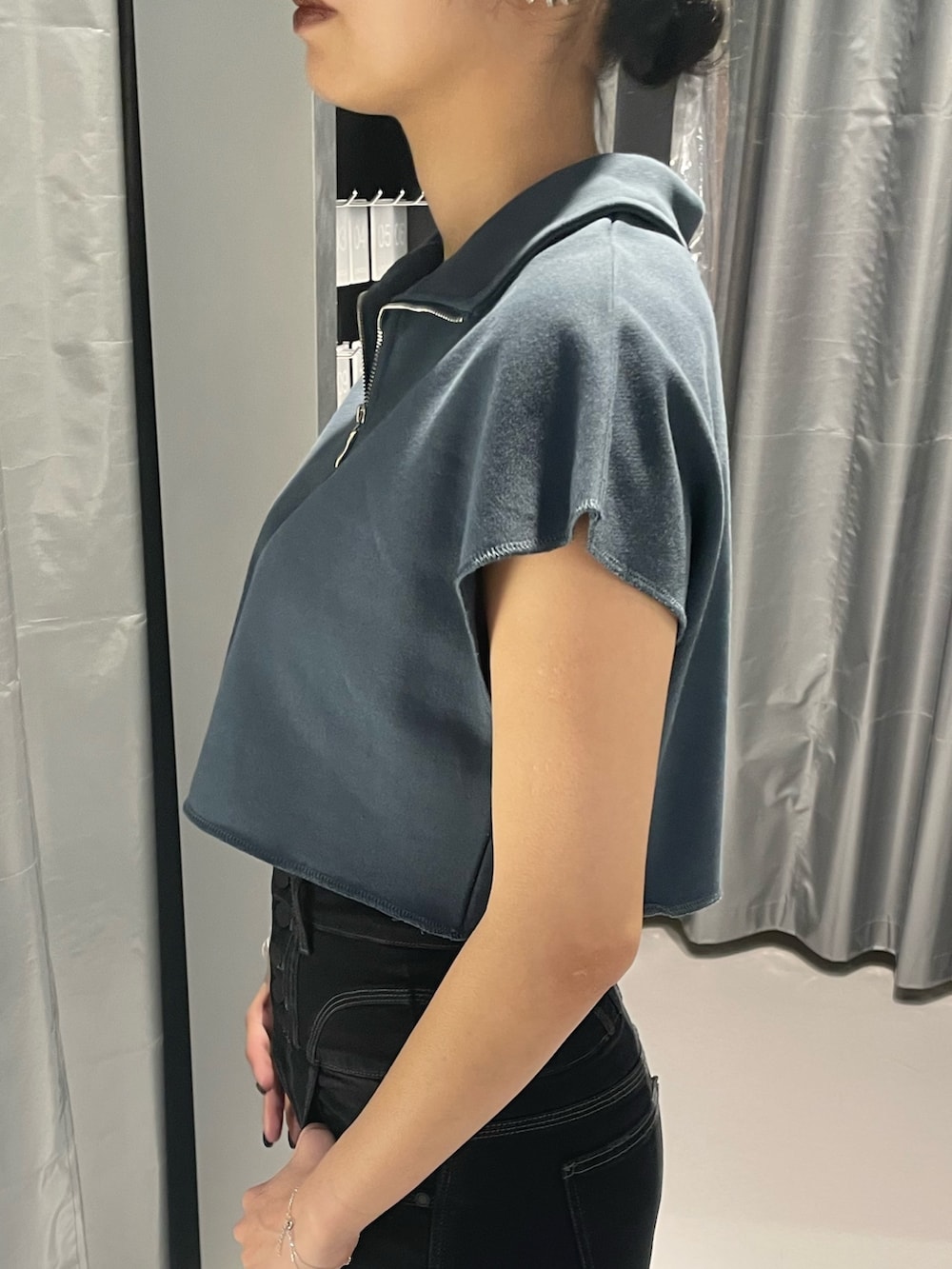 ブルー系のTシャツ/カットソー、ブラック系のその他パンツ、ブラック系のサンダルを着用したレディースの夏コーディネートの5枚目の写真