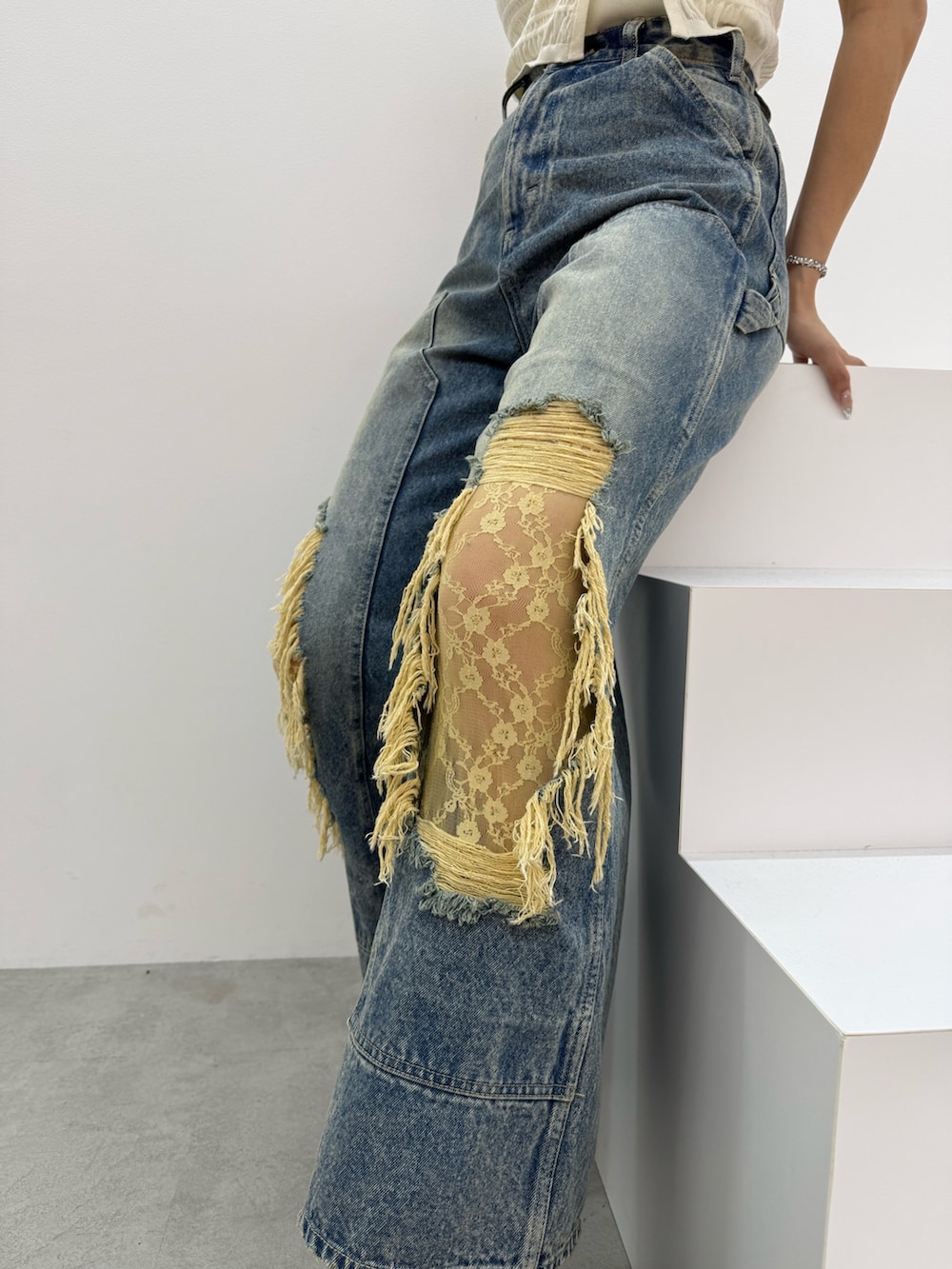 ブラック系のサンダル、ブルー系のデニムパンツ、ホワイト系のニット/セーターを着用したレディースの春コーディネートの5枚目の写真