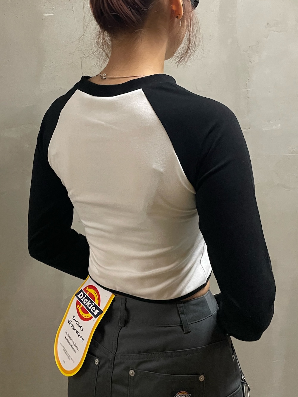 ブラック系のハンドバッグ、ホワイト系のTシャツ/カットソー、グレー系のスカートを着用したレディースの春コーディネートの6枚目の写真