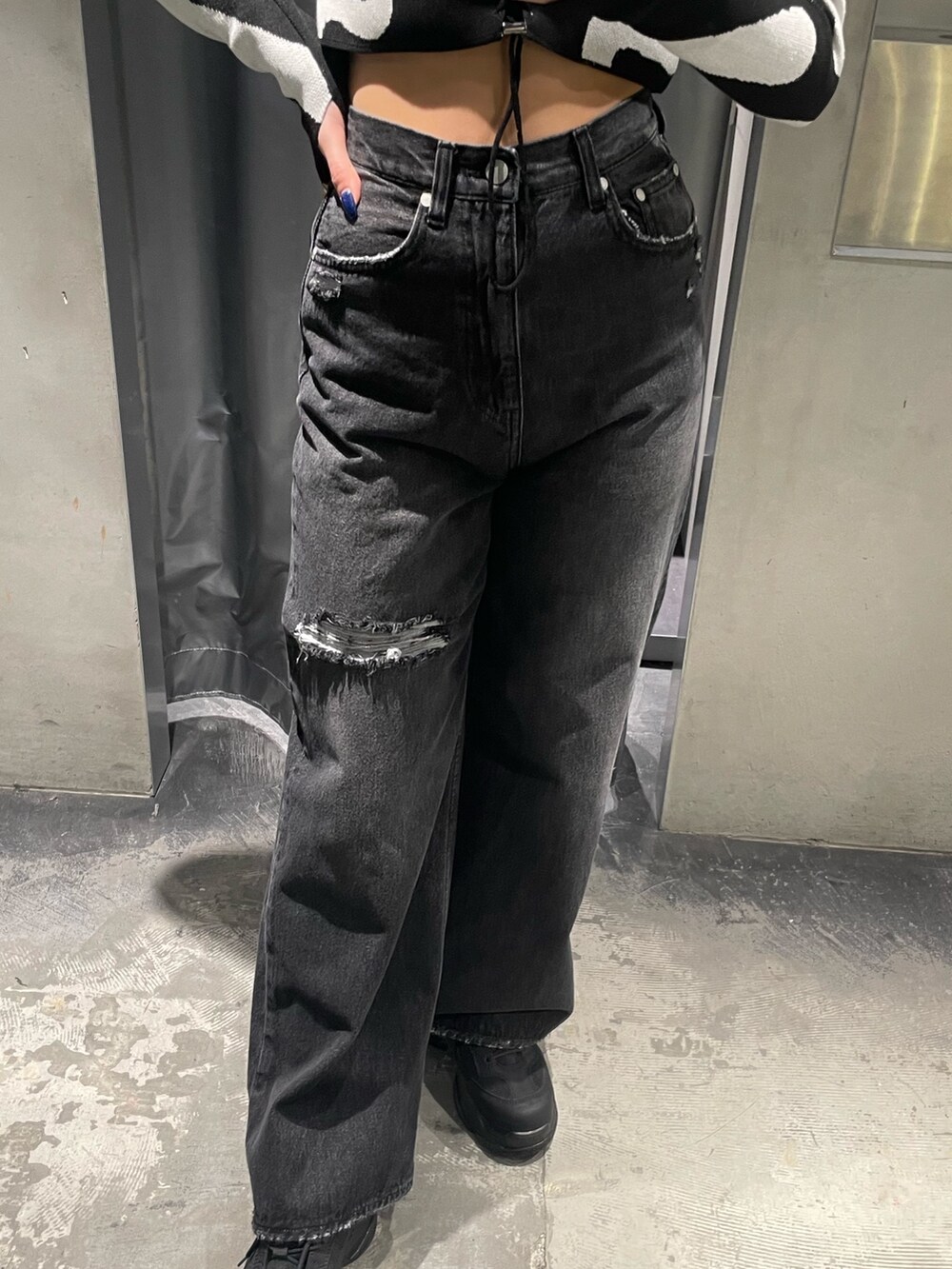 その他のニット/セーター、ブラック系のキャミソール、ブラック系のデニムパンツを着用したレディースの春コーディネートの6枚目の写真