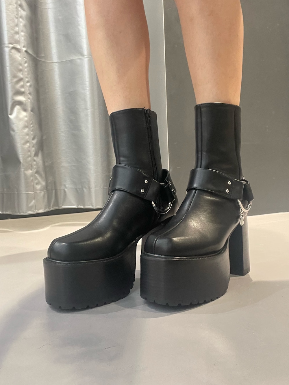 ホワイト系のニット/セーター、グレー系のブルゾン、ブルー系のデニムパンツを着用したレディースの秋コーディネートの10枚目の写真