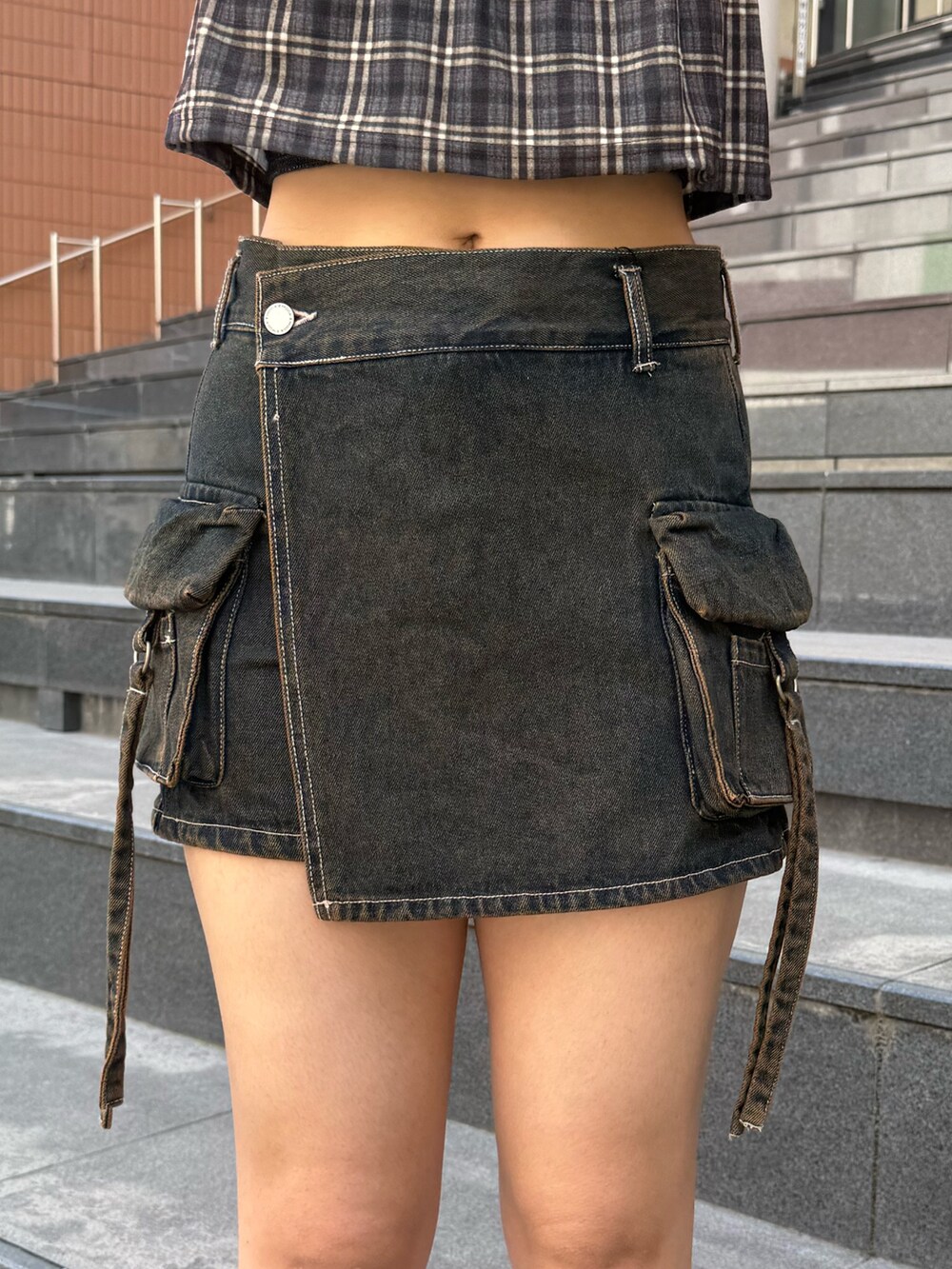 ブラウン系のタンクトップ、ブルー系のその他パンツ、ブラック系のサンダルを着用したレディースの夏コーディネートの7枚目の写真