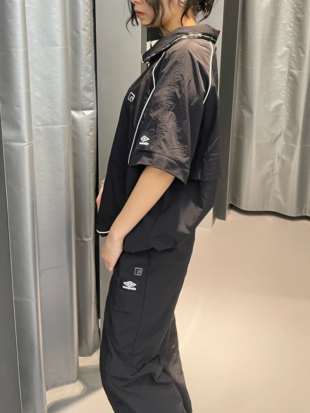 ブラック系のブルゾン、ブラック系のその他パンツ、ブラック系のスニーカーを着用したレディースの春コーディネートの5枚目の写真