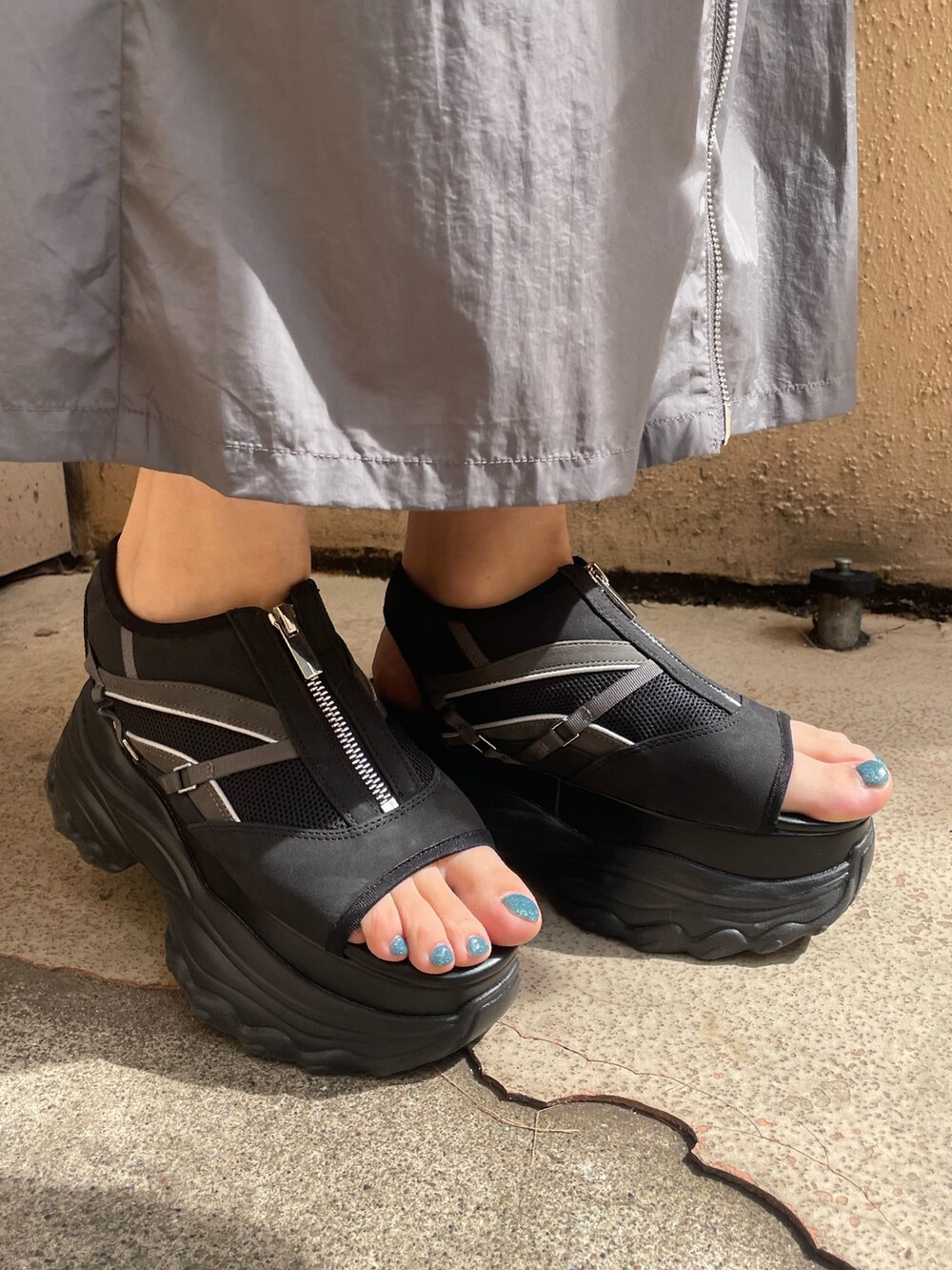 ブラック系のハンドバッグ、ブラック系のTシャツ/カットソー、ブラウン系のその他パンツを着用したレディースの春コーディネートの10枚目の写真