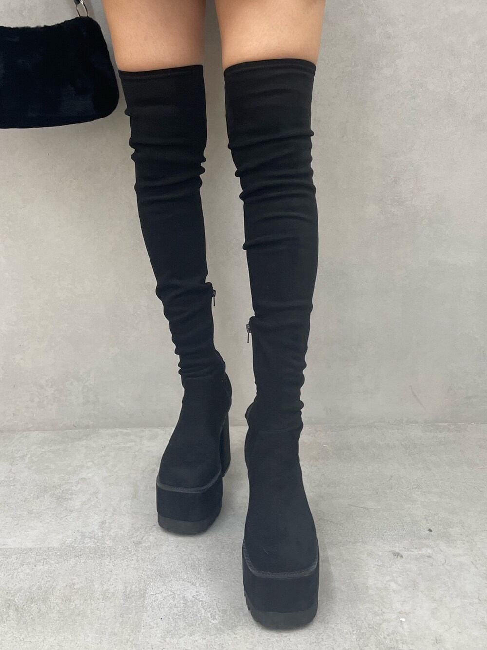 グレー系のブルゾン、ブラック系のTシャツ/カットソー、ブラック系のスカートを着用したレディースの冬コーディネートの8枚目の写真