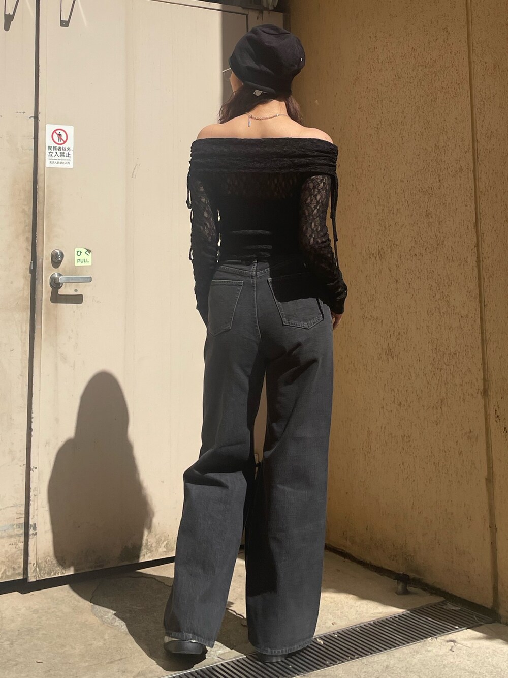 ブラック系のTシャツ/カットソー、ブラック系のTシャツ/カットソー、ブラック系のデニムパンツを着用したレディースの春コーディネートの3枚目の写真