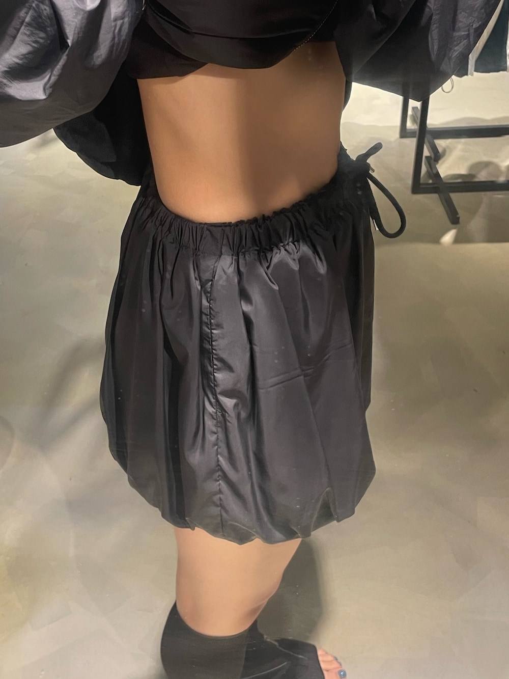 「EMODA、モノトーン、モノトーンコーデ、ブラックコーデ、高身長女子、高身長コーデ、骨格ストレート、春コーデ、キャミソール、ナイロンジャケット、バルーンスカート、ミニスカート、ニーハイソックス、スニーカーサンダル、厚底シューズ」｜「EMODAのフックモチーフネックレス（ネックレス、シルバー系）」を使った、菅谷レイナさん（レディース・168cm）の春コーディネートの7枚目の写真
