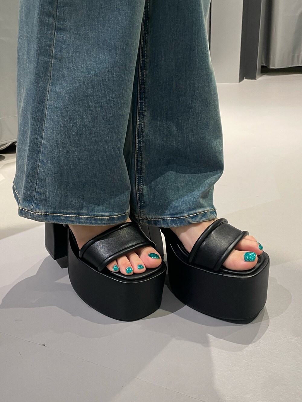 その他のシャツ/ブラウス、ブラック系のタンクトップ、ブラック系のデニムスカートを着用したレディースの夏コーディネートの8枚目の写真