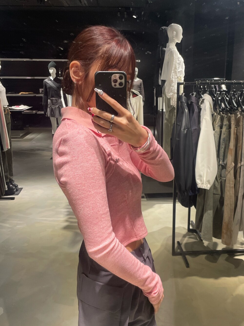 ピンク系のTシャツ/カットソー、グレー系のその他パンツ、シルバー系のスニーカーを着用したレディースの春コーディネートの5枚目の写真