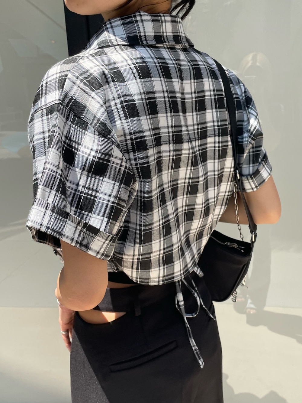 ブラック系のTシャツ/カットソー、その他のシャツ/ブラウス、ブラック系のハンドバッグを着用したレディースの夏コーディネートの4枚目の写真