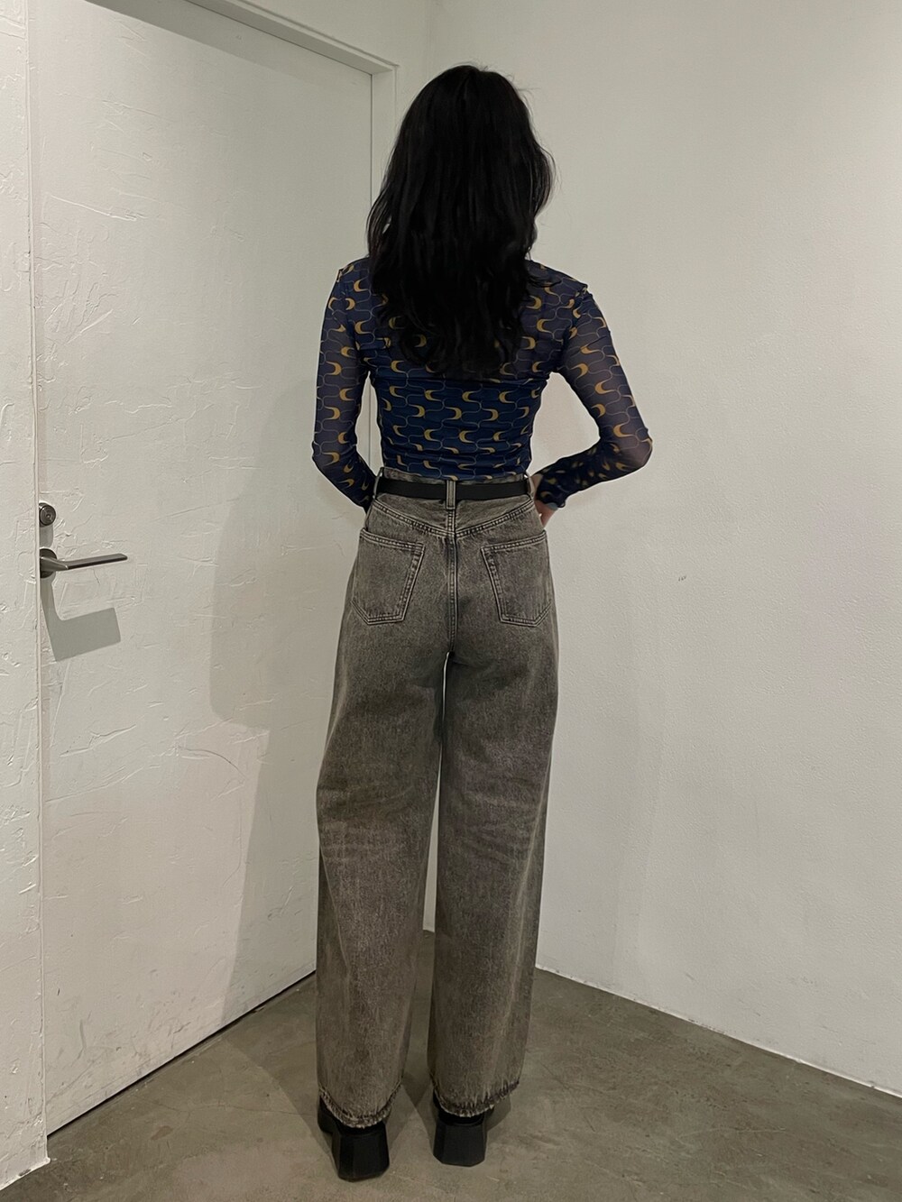 その他のTシャツ/カットソー、ブラック系のキャミソール、グレー系のデニムパンツを着用したレディースの春コーディネートの3枚目の写真